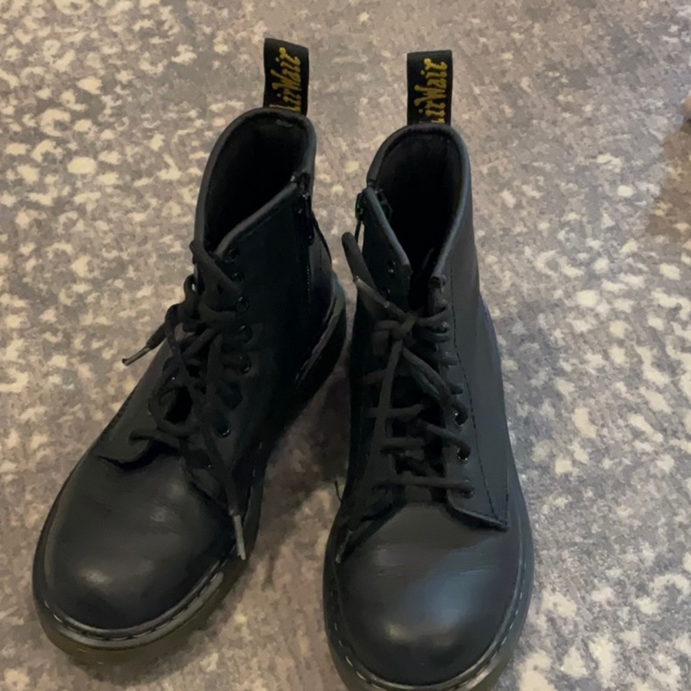 DR MARTENS KIDS SHOES SIZE 2 - Picture 3 of 12